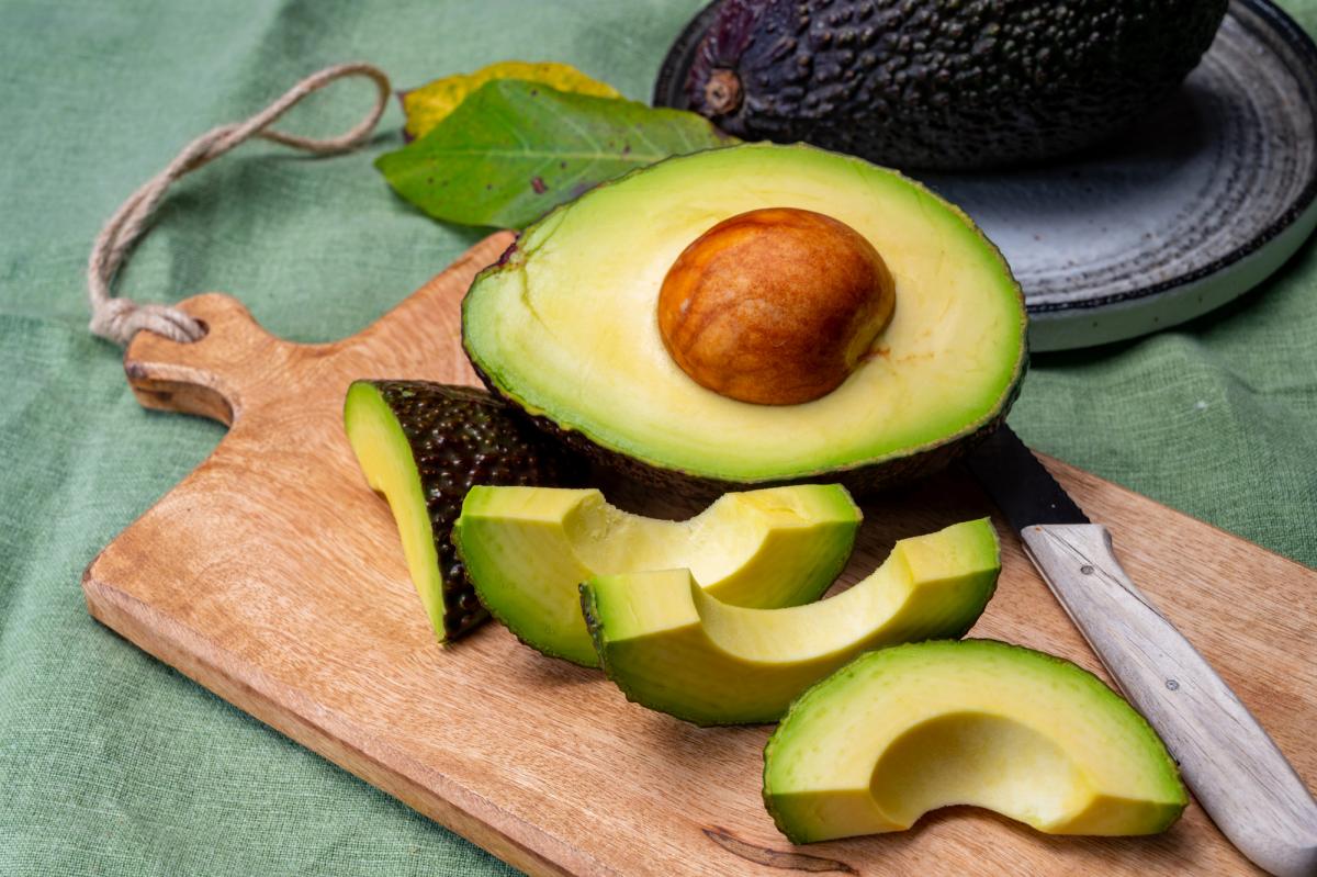 Авокадо в мікрохвильовці: чи працює популярний лайфхак і що з ним не так
