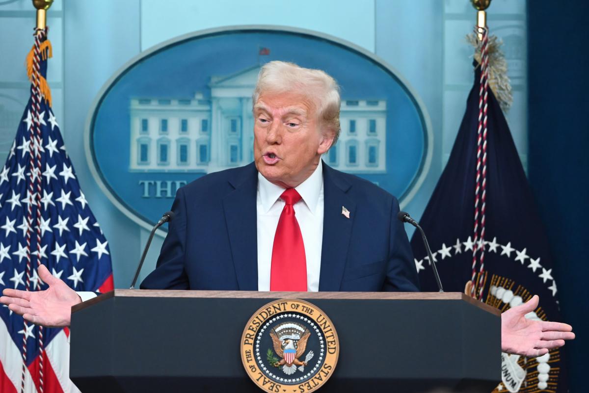 Трамп пожертвував українцями заради дешевого пального та політичного виживання, - Le Monde Трамп пожертвував українцями заради дешевого пального та політичного виживання, - Le Monde