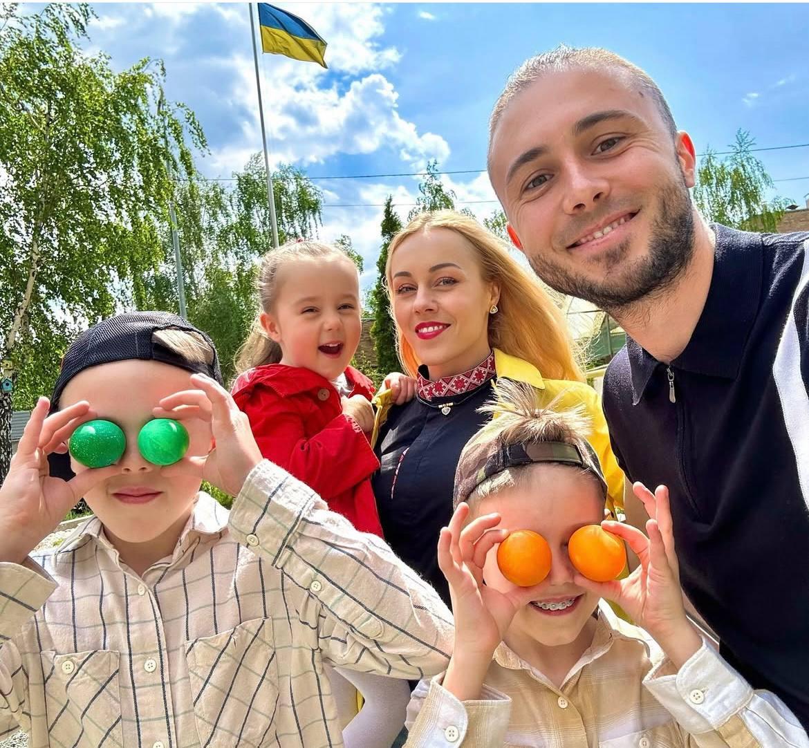 Олена з дітьми та чоловіком Тарасом Тополею / фото інстаграм Олени Тополі Олена з дітьми та чоловіком Тарасом Тополею / фото інстаграм Олени Тополі