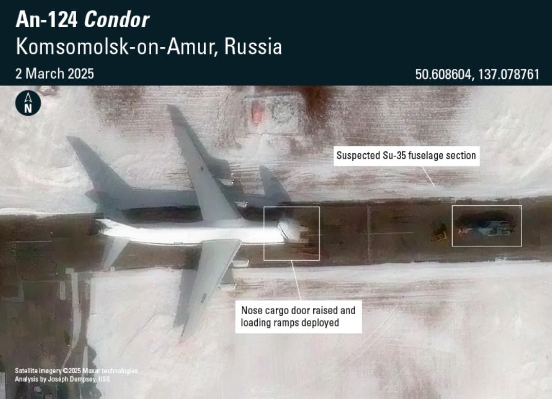 Процес завантаження Су-35 в Ан-124 / супутниковий знімок Maxar Процес завантаження Су-35 в Ан-124 / супутниковий знімок Maxar