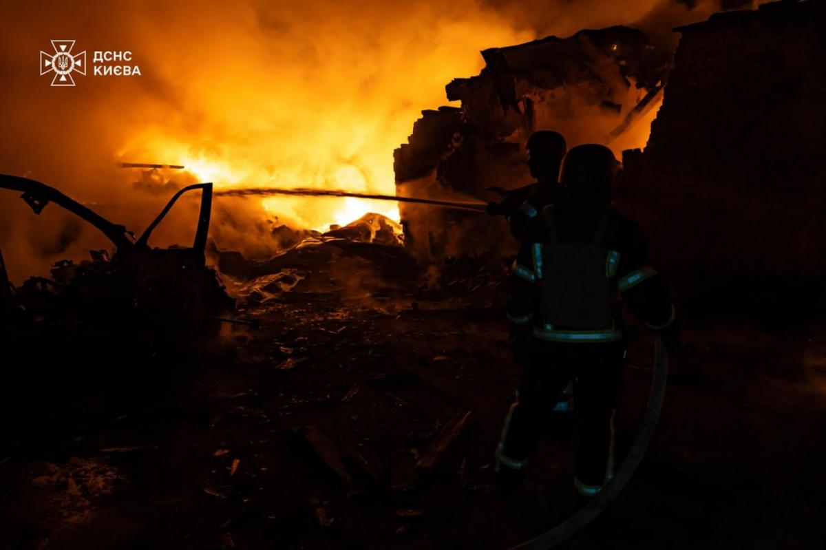 Россия атаковала Киев / фото ГСЧС Россия атаковала Киев / фото ГСЧС
