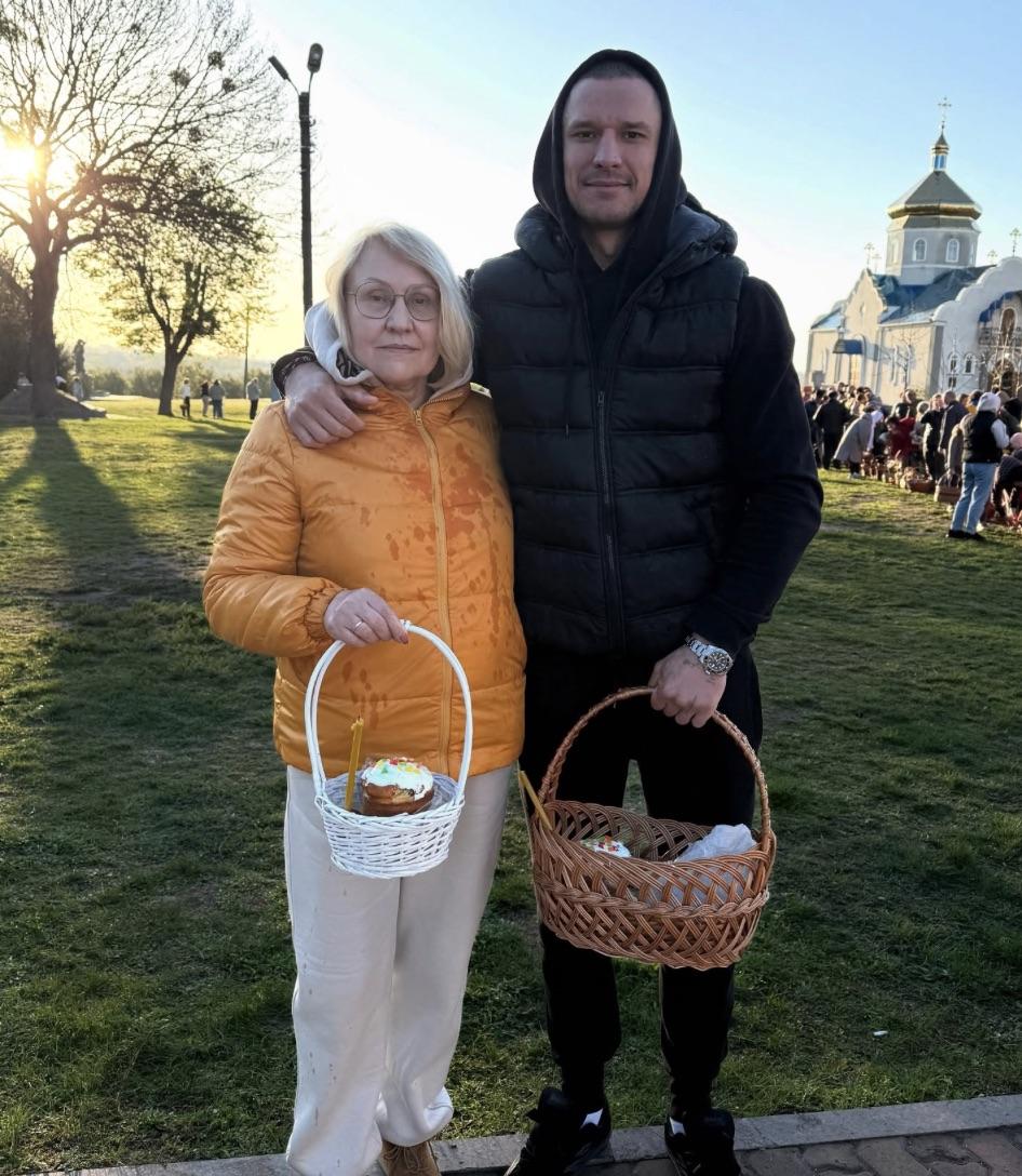 Тарас Цымбалюк с мамой / скриншот Instagram Тарас Цымбалюк с мамой / скриншот Instagram