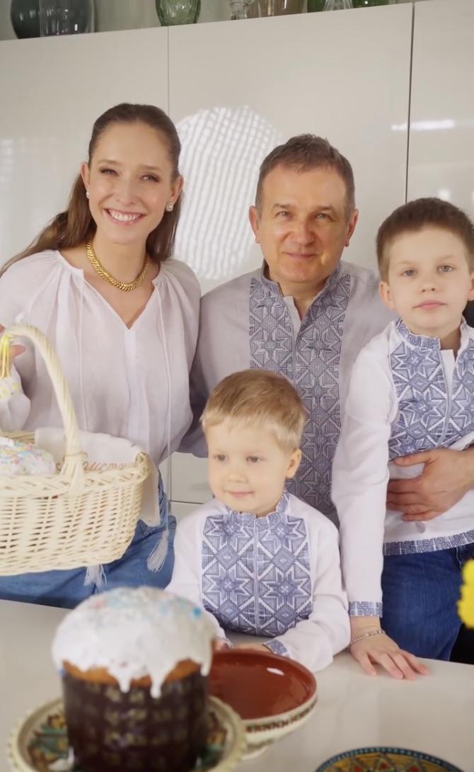 Катя Осадчая и Юрий Горбунов с сыновьями / скриншот Instagram Катя Осадчая и Юрий Горбунов с сыновьями / скриншот Instagram