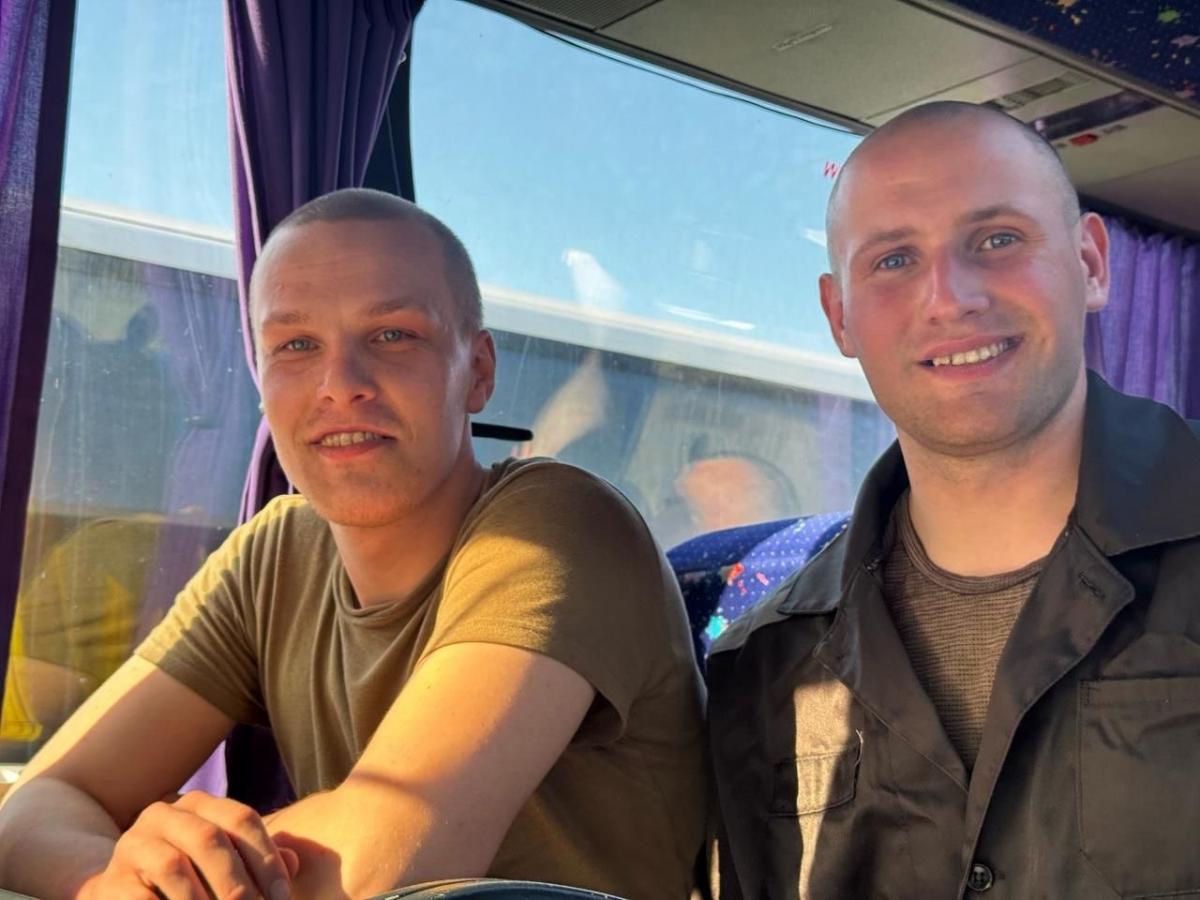 З полону повернулись Ростислав Богуцький та Андрій Герасимов / фото Военно-Морские Силы ВС Украины / UA Navy З полону повернулись Ростислав Богуцький та Андрій Герасимов / фото Военно-Морские Силы ВС Украины / UA Navy
