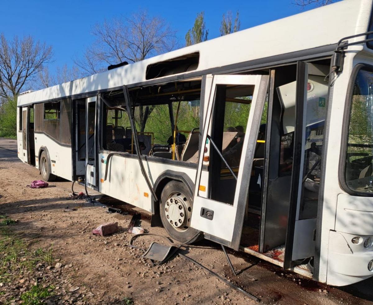 РФ вдарила по автобусу з працівниками у Марганці / t.me/dnipropetrovskaODA РФ вдарила по автобусу з працівниками у Марганці / t.me/dnipropetrovskaODA