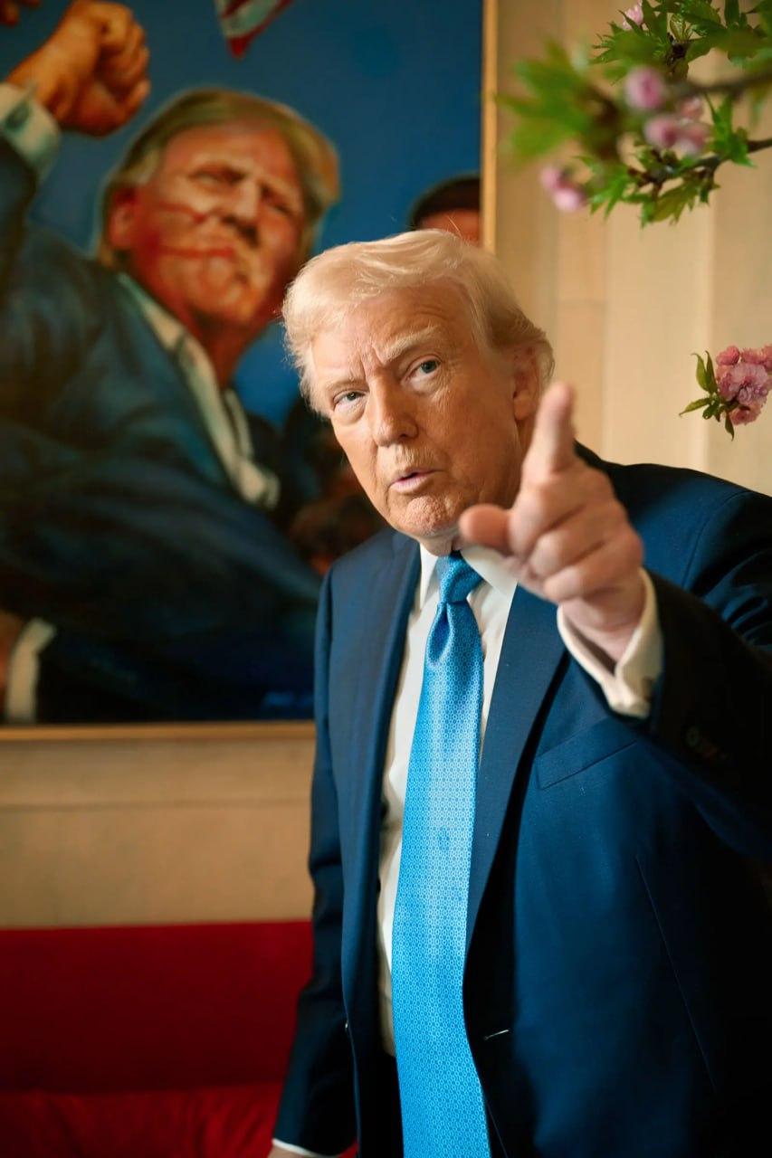 Трамп сфотографировался на фоне портрета, подаренного Путиным / фото Мартин Шоллер для TIME Трамп сфотографировался на фоне портрета, подаренного Путиным / фото Мартин Шоллер для TIME