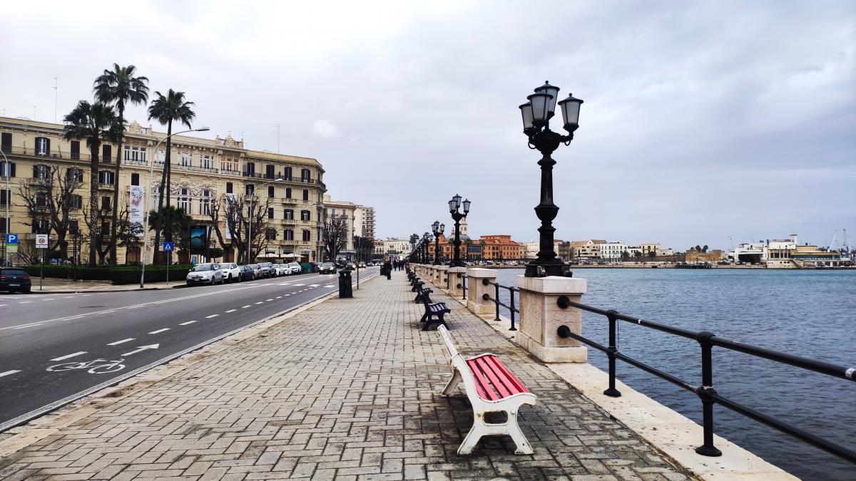 В выходной день на набережной Бари трудно найти место / фото Марина Григоренко В выходной день на набережной Бари трудно найти место / фото Марина Григоренко