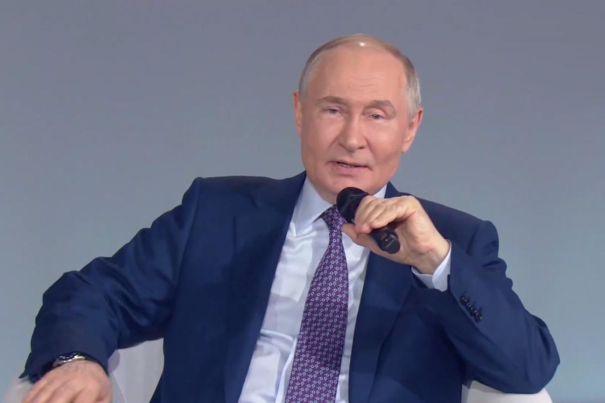 Путін спростував свою ж заяву чотириденної давності / кадр із відео Путін спростував свою ж заяву чотириденної давності / кадр із відео