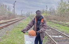 Пограничники задержали сенегальца, который на велосипеде хотел попасть в Украину (видео)