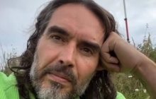 Британского юмориста Рассела Брэнда обвинили в домогательствах: что известно