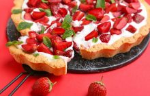 Быстрый пирог с клубникой и фетой: диетолог поделилась пошаговым рецептом