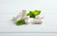 Жевательная резинка выделяет микропластик в слюну: ученые оценили, опасно ли это