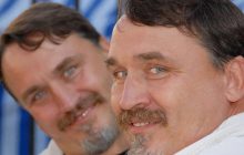 Писатель Виталий Капранов показал могилу брата-близнеца: "Год, как Дмитрий оставил нас"