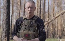 Конгресмен із США побував на передовій і залишив послання Путіну на снаряді (відео)