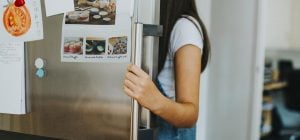 Не спешите вызывать мастера: 7 причин, почему течет холодильник, и как это исправить