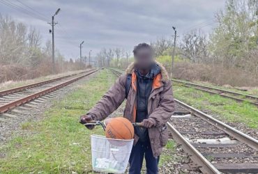 Прикордонники затримали сенегальця, який на велосипеді хотів потрапити в Україну (відео)