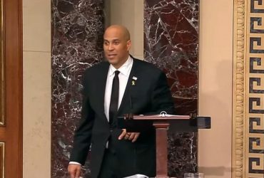 В США сенатор более суток произносил речь с критикой политики Трампа (видео)