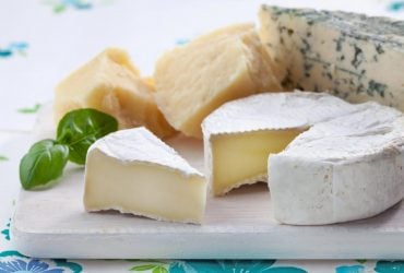 Диетологи назвали самый вредный сыр при высоком уровне холестерина