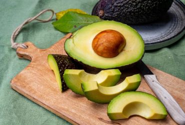 Авокадо созреет в 10 раз быстрее: нужно положить его в пакет с одним фруктом