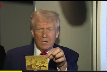 Трамп вперше показав золоту карту за $5 млн (відео)