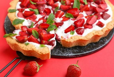 Швидкий пиріг з полуницею і фетою: дієтологиня поділилася покроковим рецептом