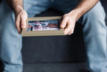 Як підтримати людину у роковини чиєїсь смерті: психолог назвав 5 важливих фраз