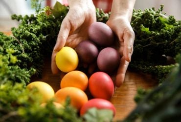 Великодні яйця без цибулиння: 5 дешевих натуральних барвників, які є у всіх