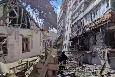 Росіяни вдарили по житловій забудові Херсона: є загибла та поранений