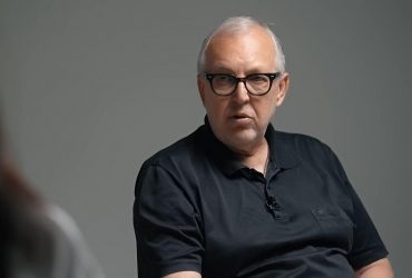 В Киеве совершили нападение на известного журналиста Юрия Макарова