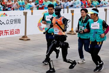 У Китаї пройшов перший у світі півмарафон за участю роботів і людей: хто переміг