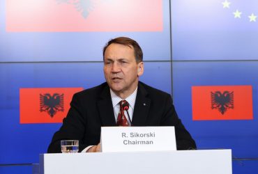 Вам що, мало землі?: Сікорський висловився про наміри РФ забрати українські території