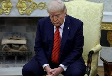 Самолет Трампа рисковал столкнуться с другим бортом на пути в Британию, - Bloomberg