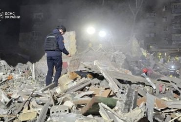 В Киеве из-под завалов дома достали живого мужчину: в ГСЧС рассказали детали спасения (видео)