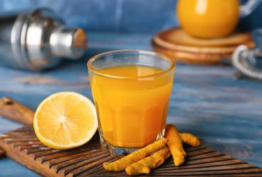 Що станеться з тілом, якщо пити воду з лимоном та куркумою щоранку