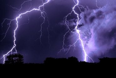 Что ни в коем случае нельзя делать во время грозы: единицы это знают