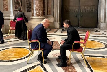 Три стільці і напружена охорона: в CNN розкрили, як готували зустріч Трампа і Зеленського