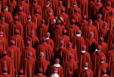 Папский конклав: кардиналам раздают досье на кандидатов с подтекстом