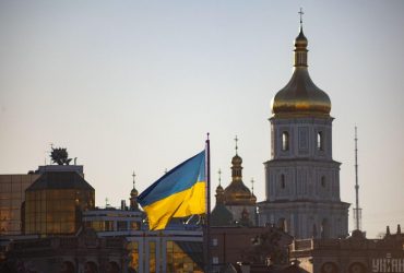 У Чехії під час мітингу напали на хлопця, який тримав український прапор