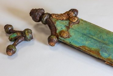 Во Франции обнаружили 2300-летний меч со свастикой (фото)