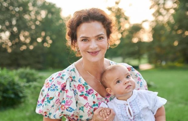 Зірка вистави "Макбет" в 42 роки вдруге стала мамою: як акторка зважилася на це