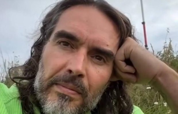 Британського гумориста Рассела Бренда звинуватили у домаганнях: що відомо