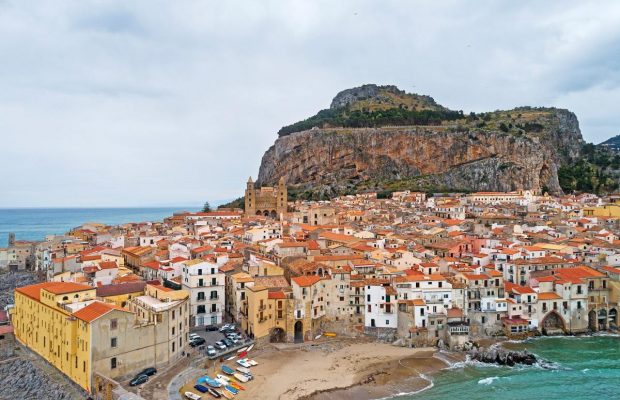 Симпатичне приморське містечко з піщаним пляжем дуже люблять італійці: чим воно цікаве