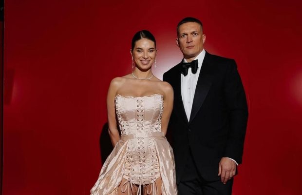 Сини Олександра Усика повернулися в Україну і вперше побачили молодшу сестру (фото)