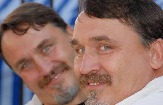 Письменник Віталій Капранов показав могилу брата-близнюка: "Рік, як Дмитро залишив нас"