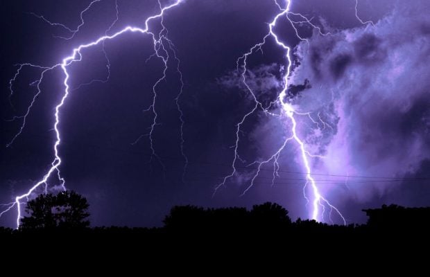 Що в жодному разі не можна робити під час грози: одиниці це знають