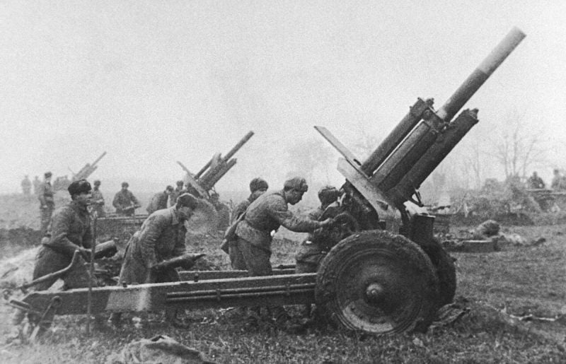 Советские артиллеристы с М-30 во время битвы за Будапешт в 1944 году / фото wikimedia.org Советские артиллеристы с М-30 во время битвы за Будапешт в 1944 году / фото wikimedia.org