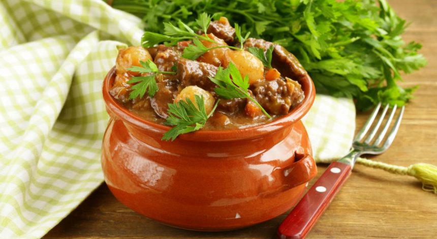 Как приготовить сочное мясо в горшочках: три простых рецепта