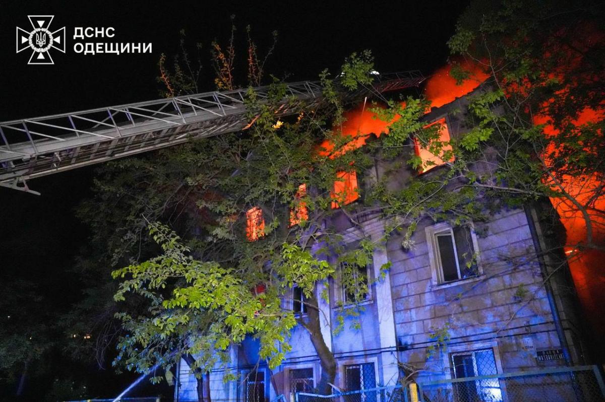Окупанти вдарили по Одесі / фото ДСНС Окупанти вдарили по Одесі / фото ДСНС