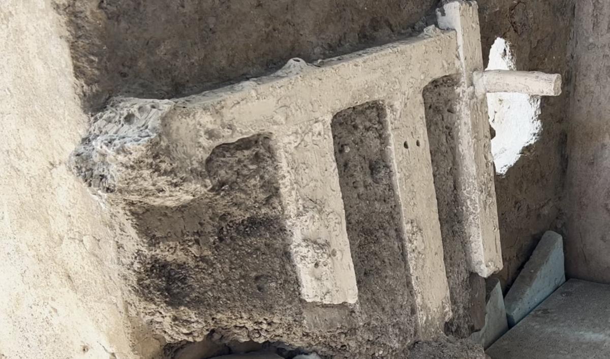 Знайдена форма дерев'яного каркасу ліжка у затверділому попелі / фото Archaeological Park of Pompeii Знайдена форма дерев'яного каркасу ліжка у затверділому попелі / фото Archaeological Park of Pompeii
