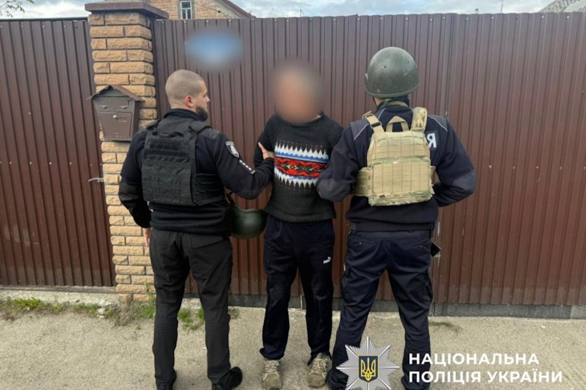 Полиция задержала подозреваемого у него дома / фото kv.npu.gov.ua Полиция задержала подозреваемого у него дома / фото kv.npu.gov.ua